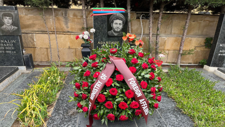Политический директор МИД Израиля посетила могилу Альберта Агарунова в Баку